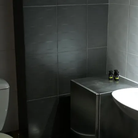 Bright, Modern 2br Flat W, Balcony, 15 Min Airport *