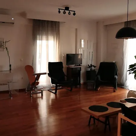 Bright, Modern 2br Flat W, Balcony, 15 Min Airport *